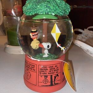 Hallmark Peanuts Charlie Brown & Snoopy Snow musical Globe